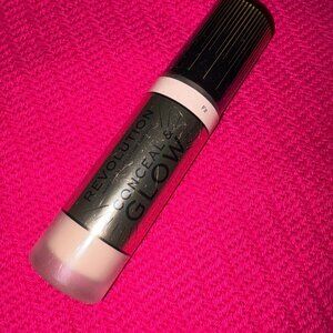 Makeup Revolution Conceal & Glow Foundation F2 Full Coverage Dewy NWT